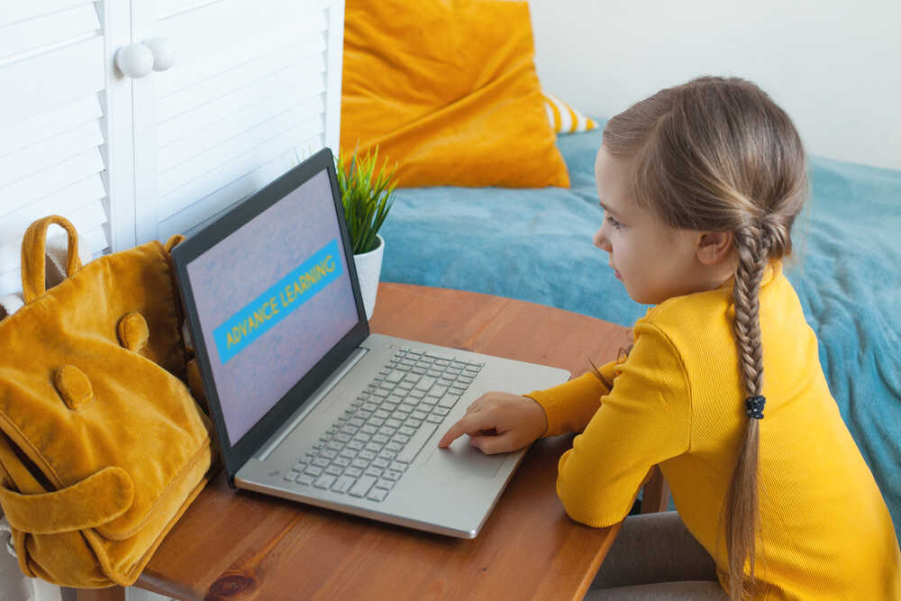 ילדה מתאמנת בטיפול אתגרי מוח